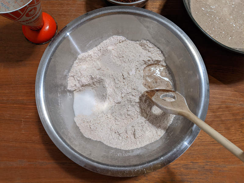 Brot backen Hefe und Wasser mischen