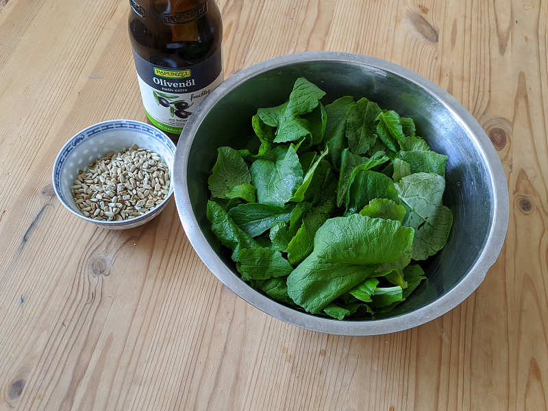 Zutaten für Pesto aus Radieschenblättern