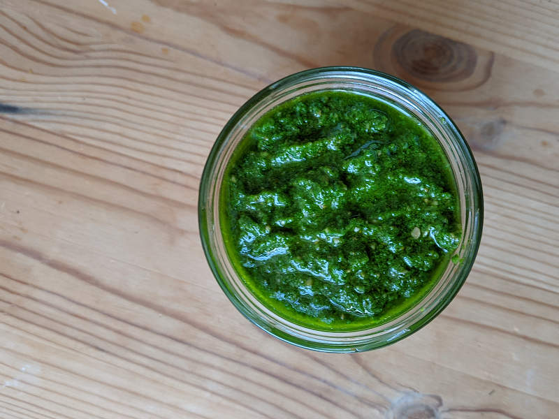 You are currently viewing Pesto aus Radieschenblättern – zu schade für die Tonne