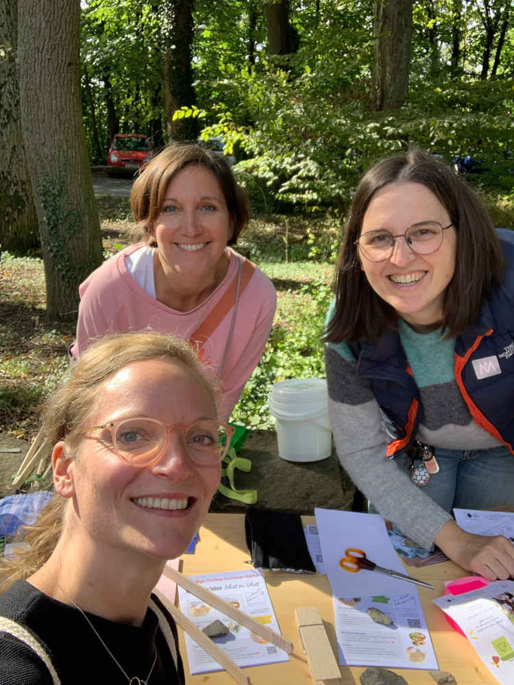 Ankathrin, Sandra und Pia (v.l.) beim Familien-Cleanup am Goetheturm